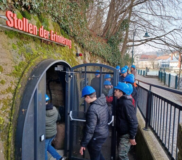 Historisches Lernen vor Ort: Schulausflug zur Erinnerungskultur in Steyr